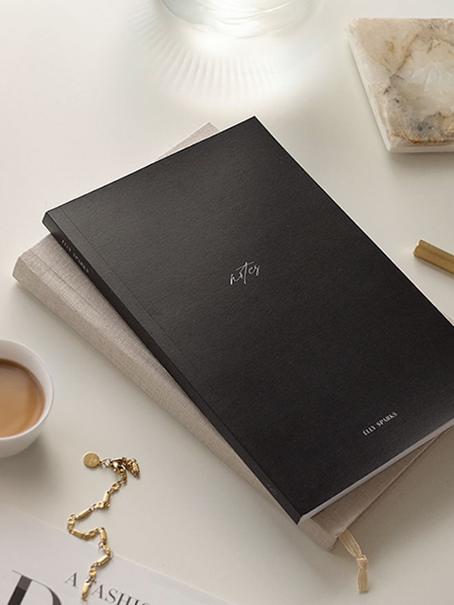 Notizbuch "notes" schwarz von ELLY SPARKS auf dem Schreibtisch